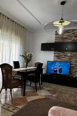 Una televisión o centro de entretenimiento en Habitaciones a 10 minutos de la playa de Aguadulce
