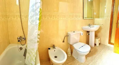 Un baño de Ático piscina Veramar 5 Vera Playa primera línea de playa