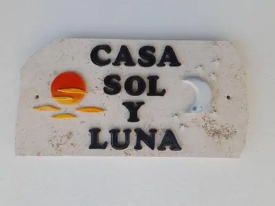 Certificado, premio, señal o documento que está expuesto en Casa Sol y Luna