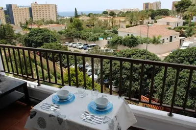 Un balcón o terraza de apartamento vista al mar piscina playa 3 min