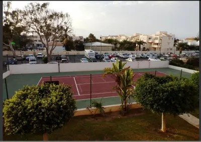 Instalaciones para jugar a tenis o squash en Apartamento Los Flamencos o alrededores