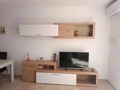 Una televisión o centro de entretenimiento en Vera Natura Apartamento Alba