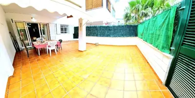 Un balcón o terraza de La Aldea bajo dos dormitorios en Puerto Rey