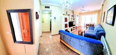 Zona de estar de La Aldea bajo dos dormitorios en Puerto Rey