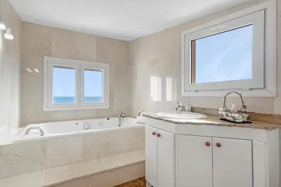 Un baño de Villa Infinity I Sea Views I Pool I Jacuzzi I BBQ