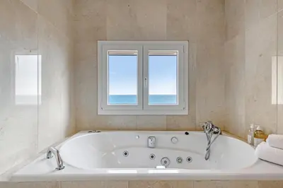 Un baño de Villa Infinity I Sea Views I Pool I Jacuzzi I BBQ
