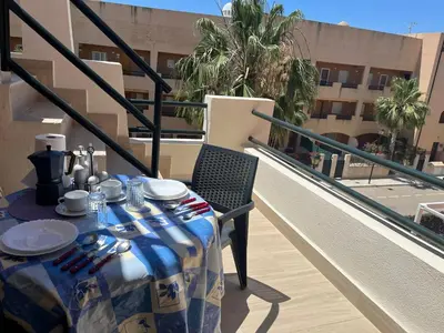 Un balcón o terraza de Ático dúplex con piscina privada y vistas al mar!