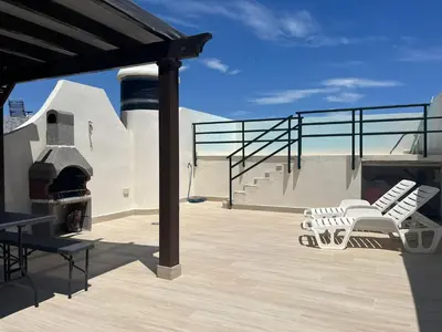Un balcón o terraza de Ático dúplex con piscina privada y vistas al mar!